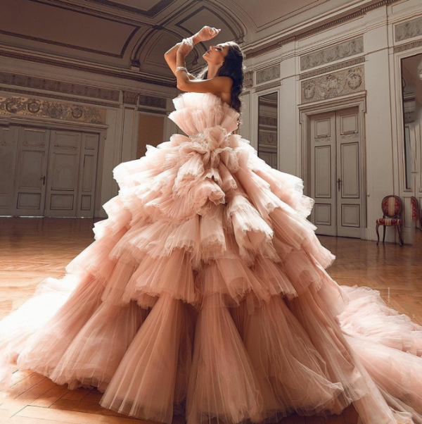 Gaun dengan lapisan tulle bergradasi untuk kesan romantis